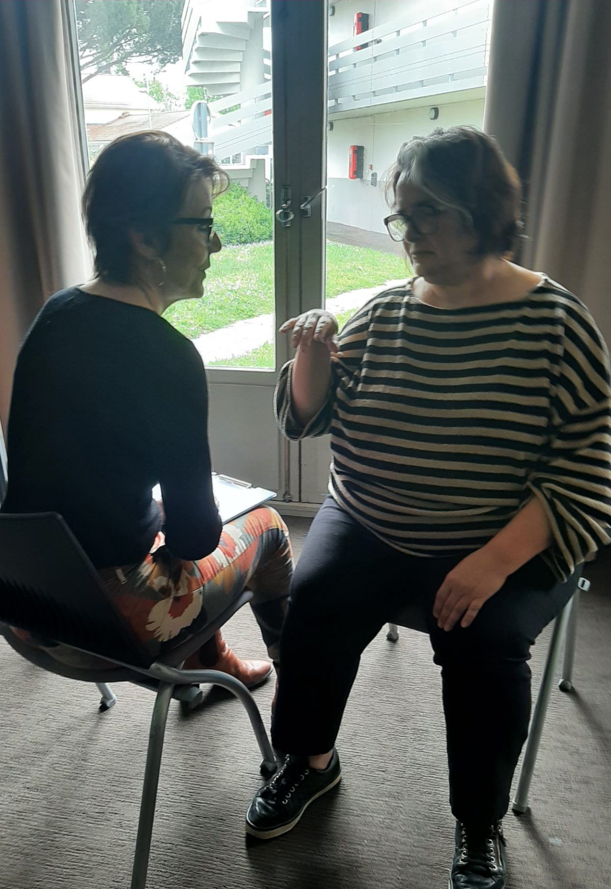 Séance d'hypnose thérapeutique dans un cabinet apaisant